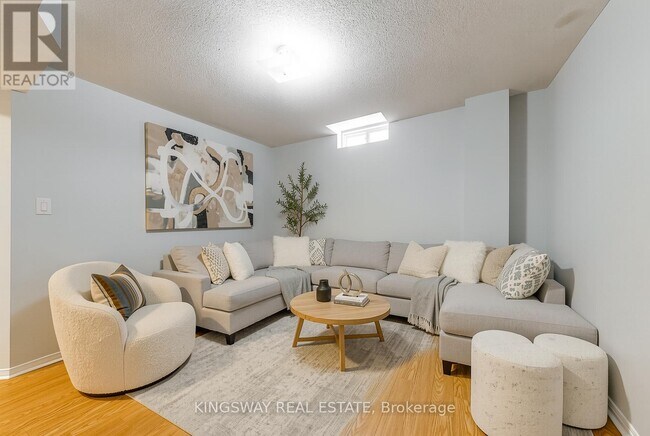 Photo - 84 Abbotsbury Dr