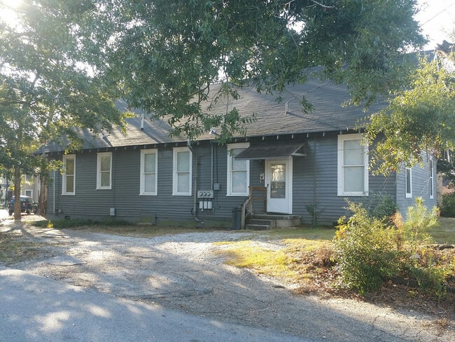 Building Photo - 1318 Forest Ave Unit A