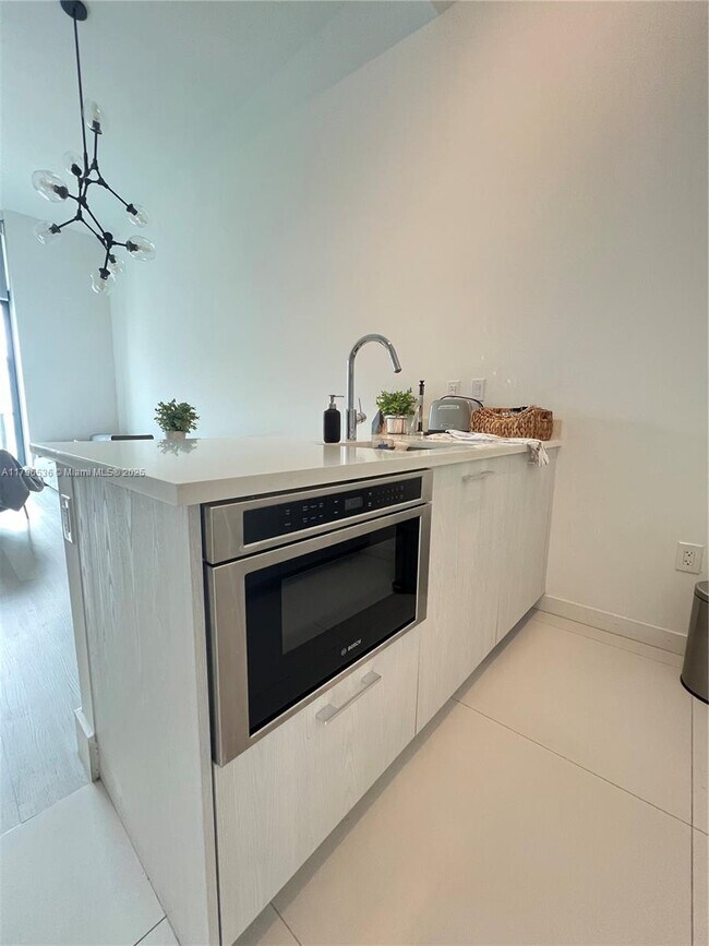 Photo - 501 NE 31st St Unidad 402