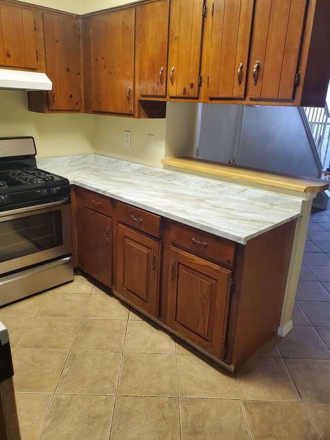 Building Photo - 496 Prince of Wales Rental
