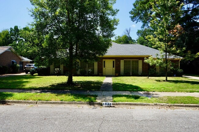 Building Photo - Family Freindly Community Rental