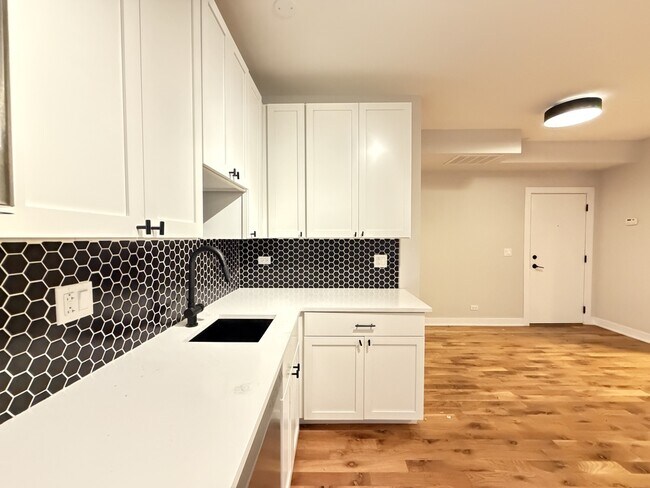 643 W Wrightwood Ave Unit 702