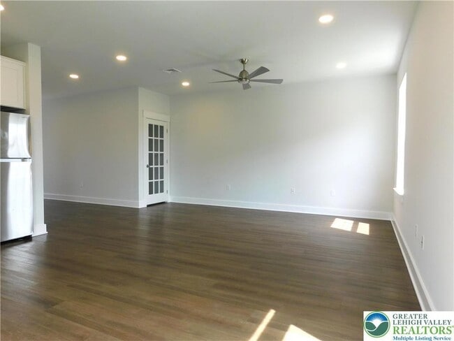 Photo - 1674 Best Pl