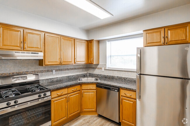 1BR, 1BA w/Basement - 950SF - Kitchen - Florida Grove Manor