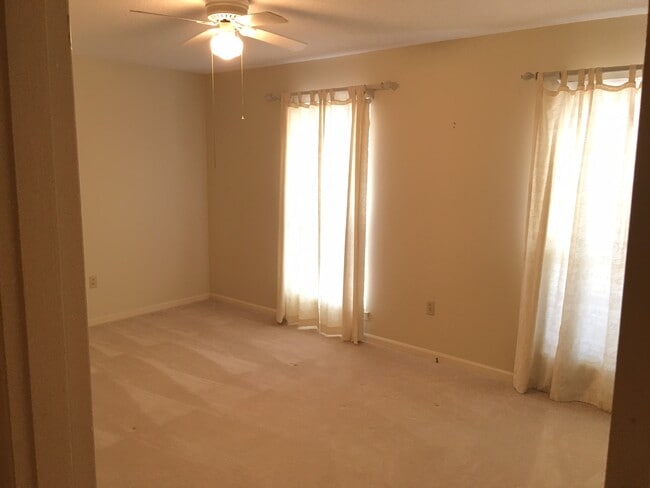 Photo - 445 Shoshone Dr
