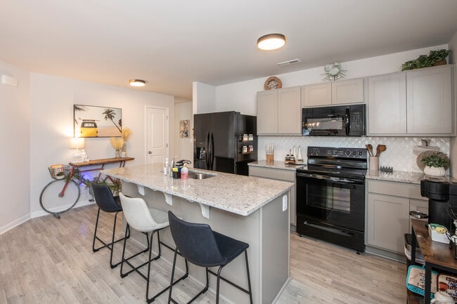 Fully Equipped Kitchen with Island - 4925 Abbington Oaks Wy