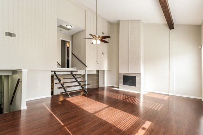 Photo - 2 Lakeway St