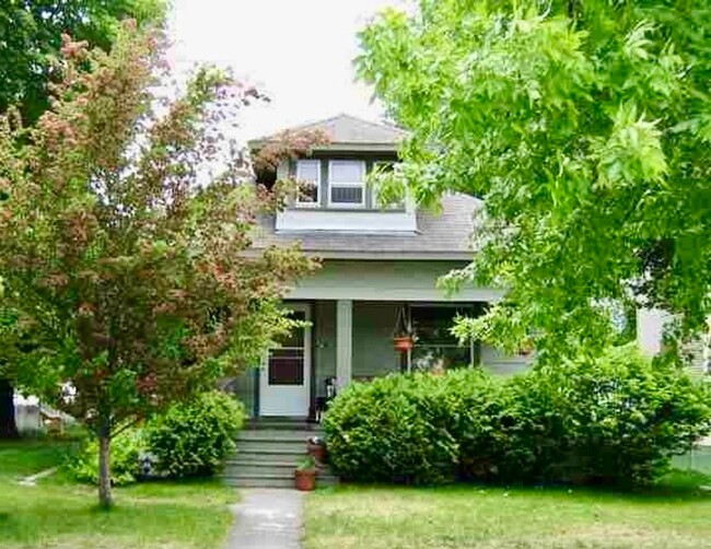 Cute Home with a detached garage - Cute Home with a detached garage