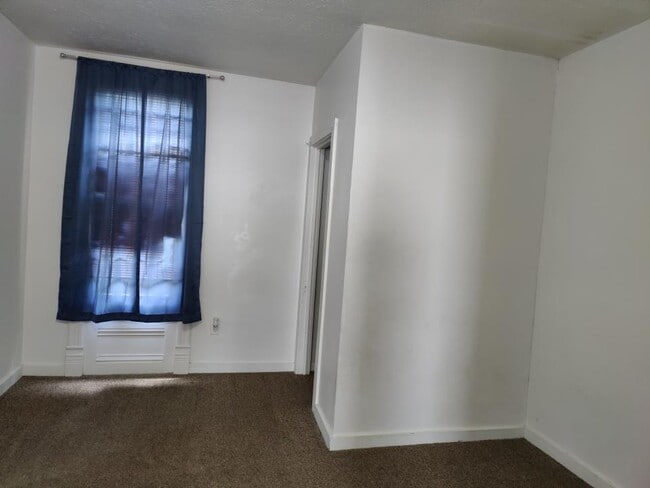 Building Photo - 1335 W 3rd St Unit apt 1