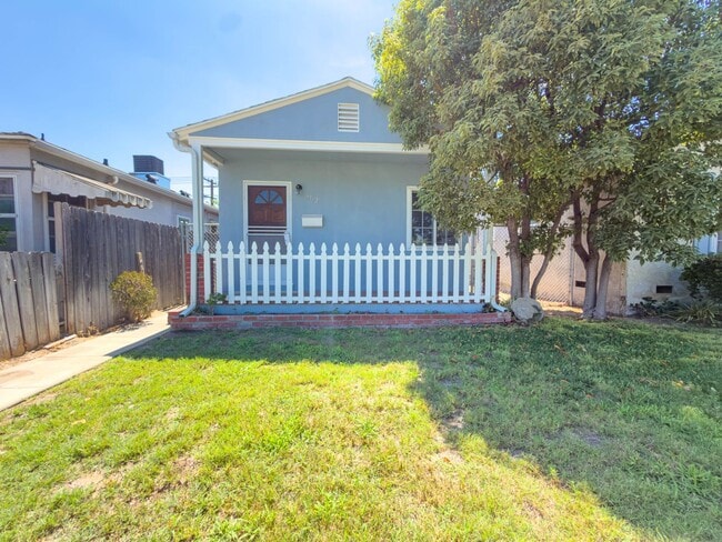 Building Photo - 4114 W Victory Blvd Unit 4112