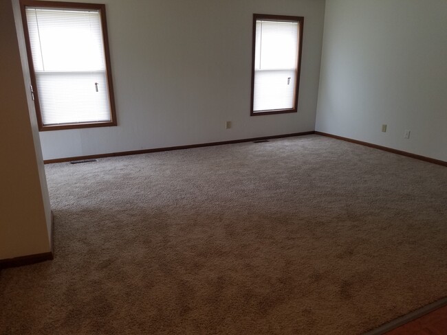 Photo - Great 3 Bed 2 Bath 2 Car Garage Flat Duplex- Pets ok!