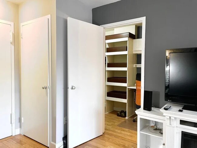 Walk-in Closet - 1121 Arlington Blvd Unit RPN-914