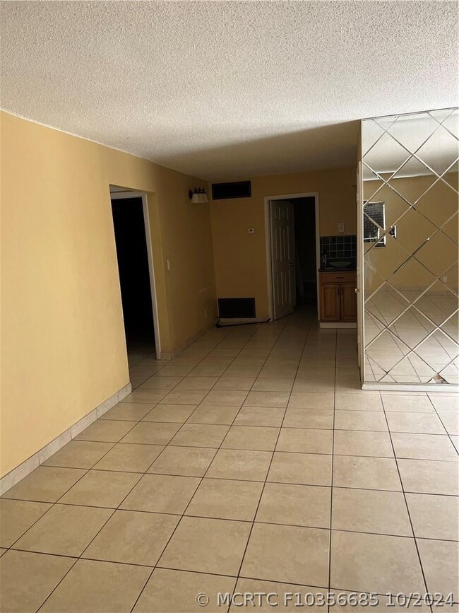Building Photo - 7450 SW 10th St Unit 102 B