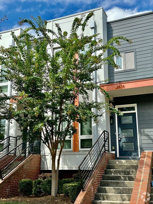 Building Photo - Gorgeous! Southend Townhome!