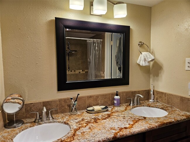 Photo - 1806 Saxony Ln