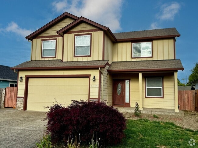 Building Photo - Spacious 3-4 Bedroom Home with Low Mainten...