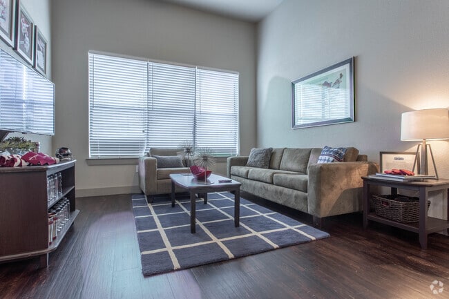 4 BR, 4 BA - 1378 SF - Domain Northgate