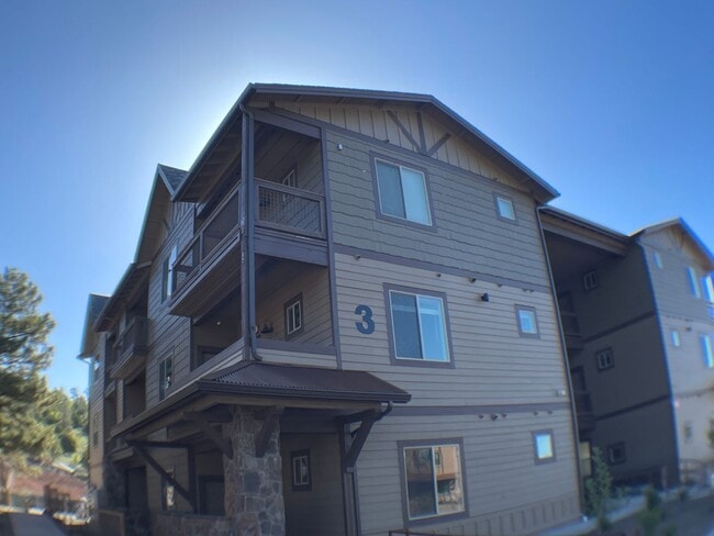 Building Photo - MOVE IN READY! Top-Floor Condo in the Hear...