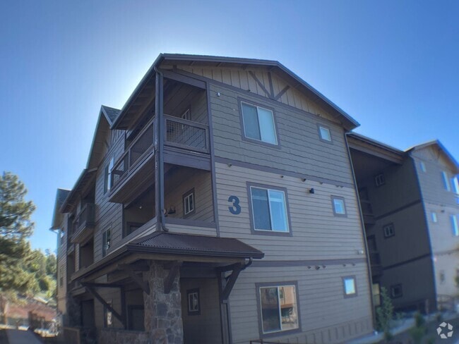 Building Photo - MOVE IN READY! Top-Floor Condo in the Hear...