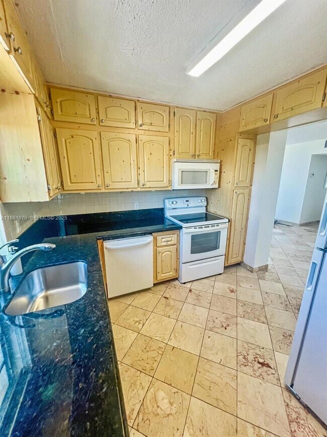 Photo - 2025 NE 164th St Unidad 716