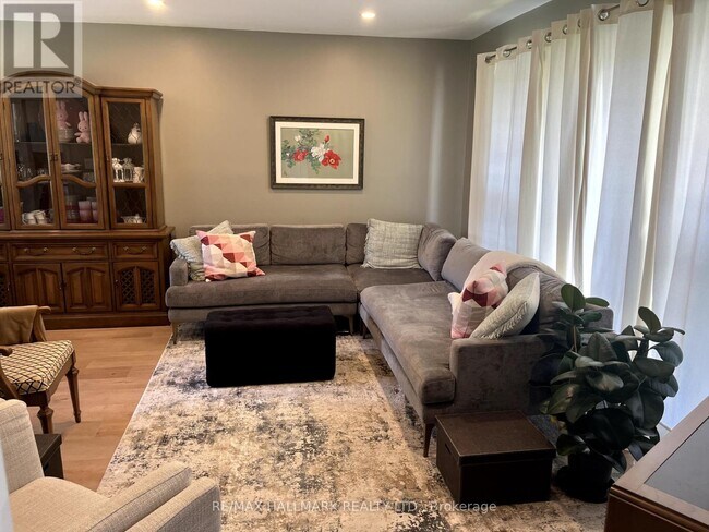 Photo - 448 Loretta Crescent