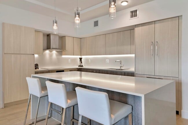 Building Photo - Southeast 1st Avenue, Delray Beach, FL 33444 - 2 BR 2 BA condo