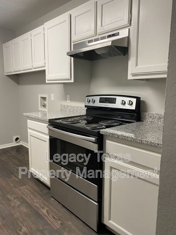 Building Photo - 1302 Berry Dr Unit Apt. A