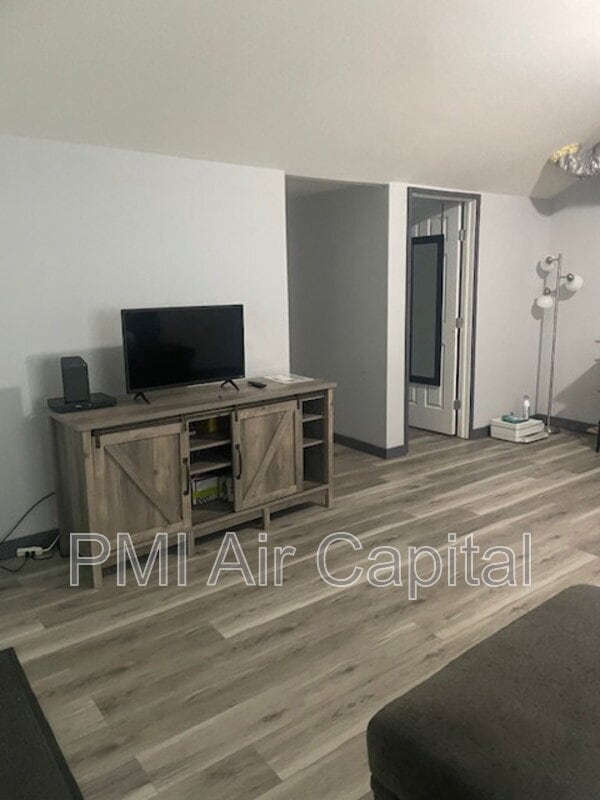 Photo - 5755 Armstrong St