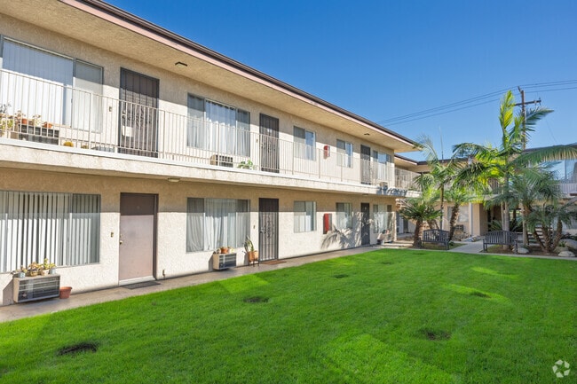 Courtyard - Ryon ave Apartments