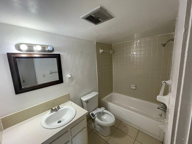 Photo - 1830 Maravilla Ave Unit 307