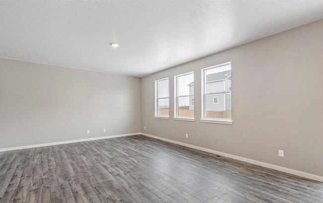 Photo - Spacious 5-Bedroom Home Including All Appl...