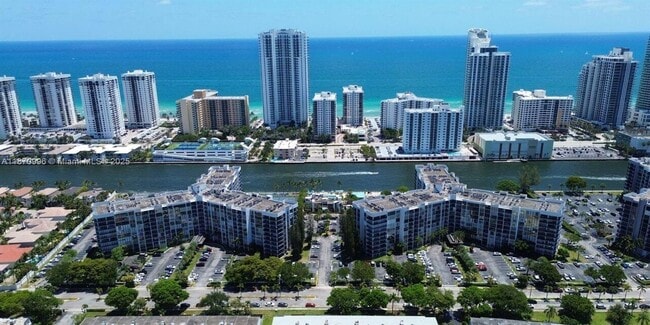 Building Photo - 1000 Parkview Dr Unit 825 Rental