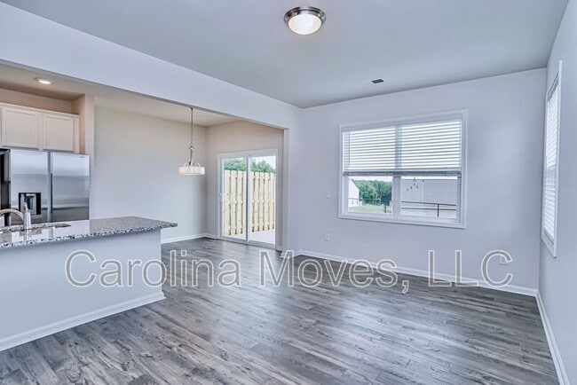 Photo - 18 Apricot Ln