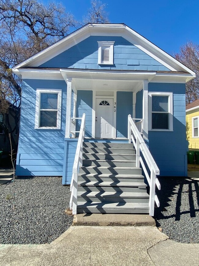 Building Photo - Reserve Now for June 2026! Updated House i... Unit House