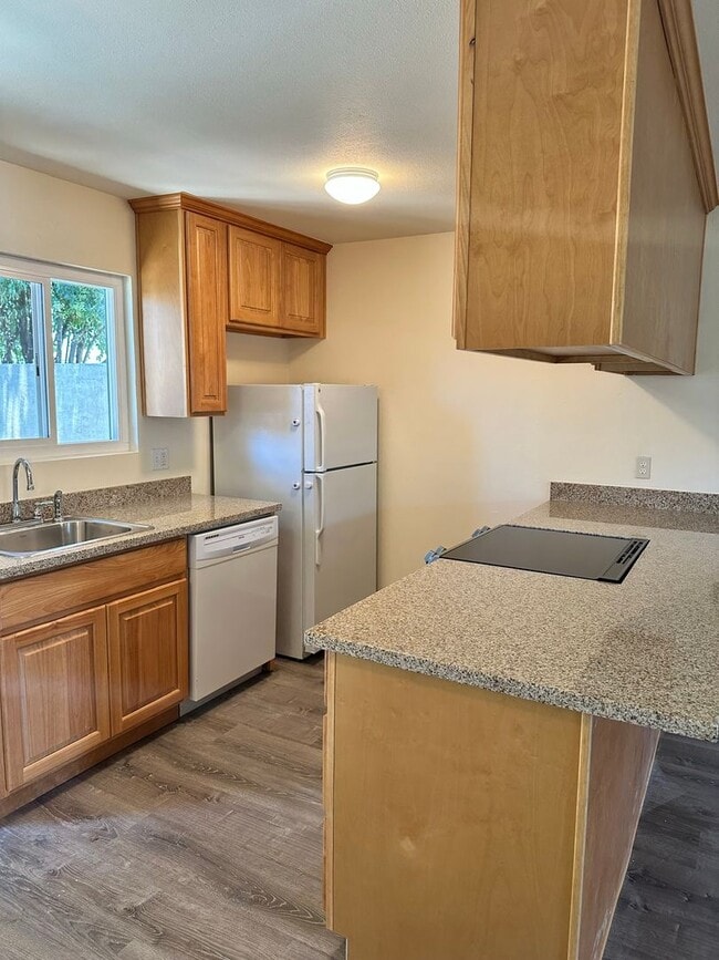 Building Photo - 2 Bedroom Updated Duplex