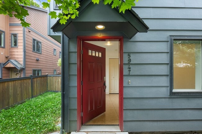 Photo - West Seattle - Large Bright 2 Bedroom 1.75 bath Delridge Townhouse