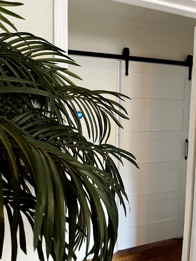 Photo - 3535 Queen St N