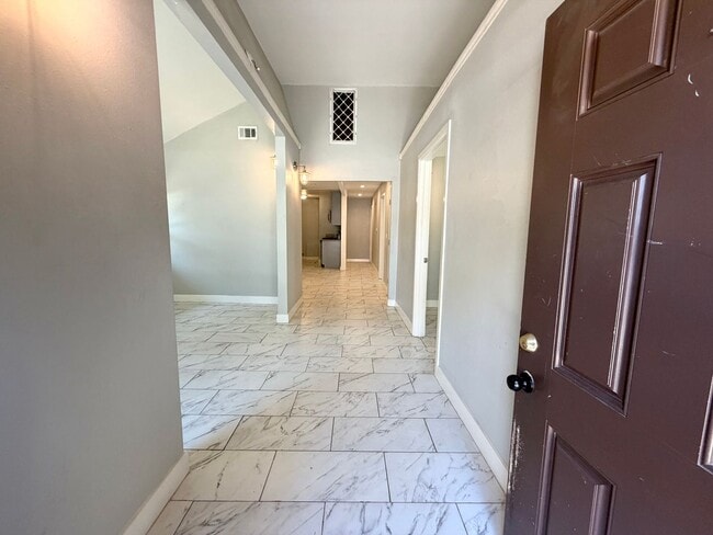 Photo - 3056 Crescent Way