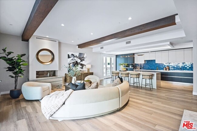 Photo - 160 N La Peer Dr Unidad 201