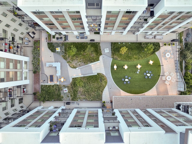 Building Photo - Vue West