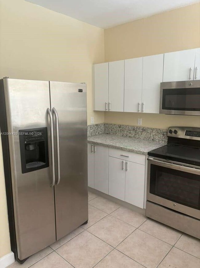 Building Photo - 1663 SE 27th Dr Unit 207