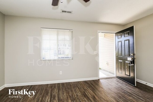 Photo - 811 Brantford Dr
