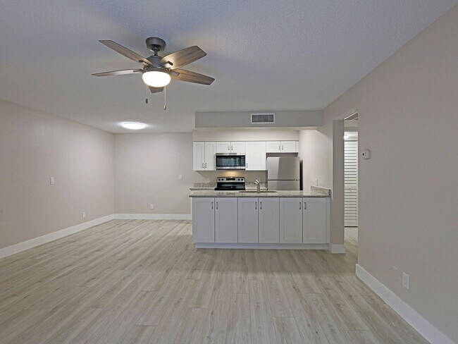 Photo - AVAILABLE NOW Unidad 5305 Summerlin Rd #516 Fort Myers, Fl 33919