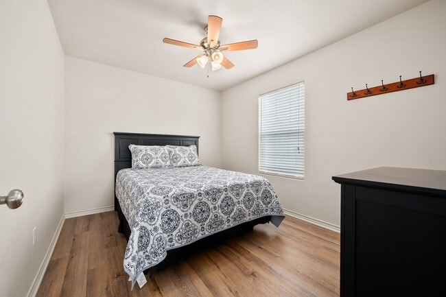 Photo - 113 Gillespie Ln