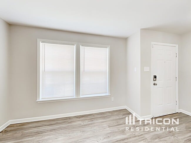 Photo - 806 Littleton Dr