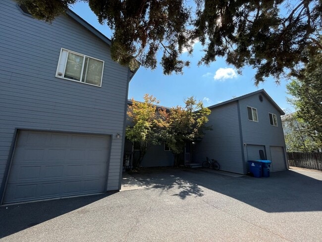 Building Photo - 1453 NE Tucson Way Unit 1