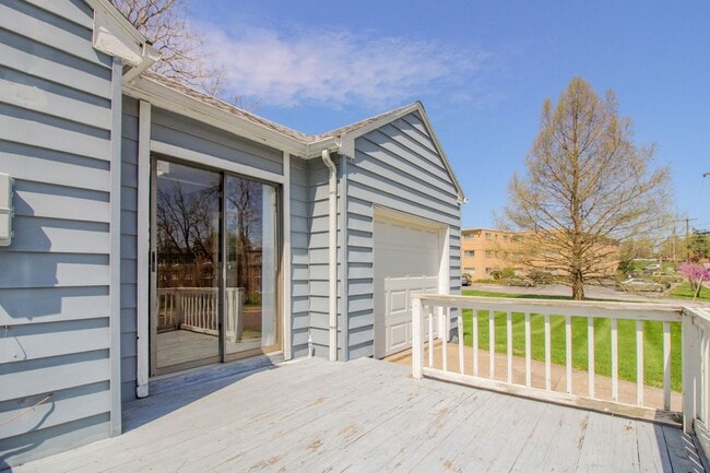 Building Photo - Heart of the Action: Cozy 2 Bed 1 Bath Home