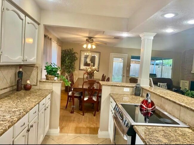 Photo - 2406 Strait Ln