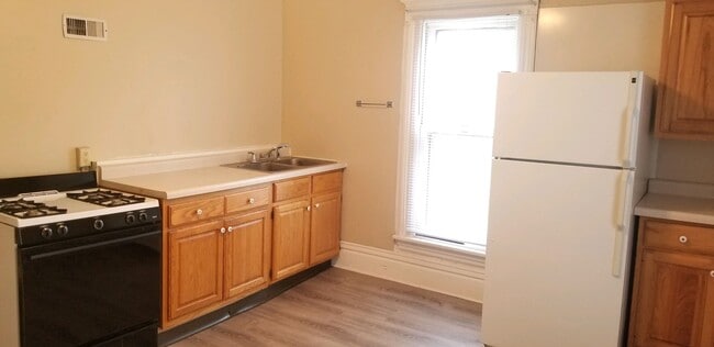 Building Photo - 2515 Olive St Unit Apt 2
