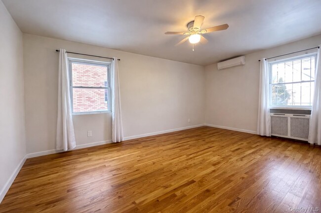 Photo - 76-30 172nd St